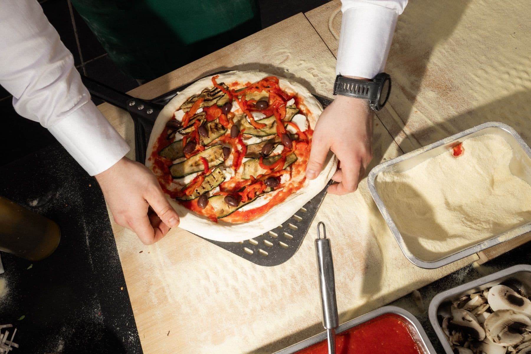 Świeża pizza Ortolana prosto z pieca
