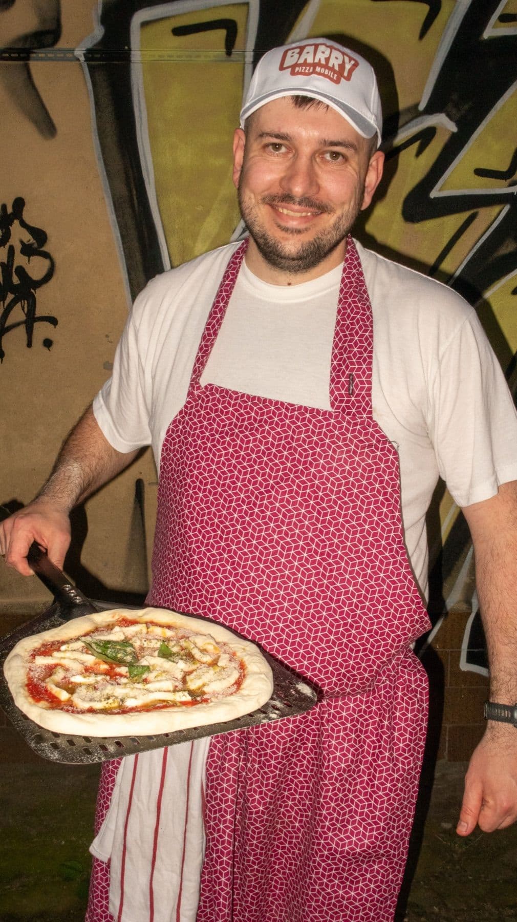 Pizzaiolo Barry z gorącą Margheritą na łopacie