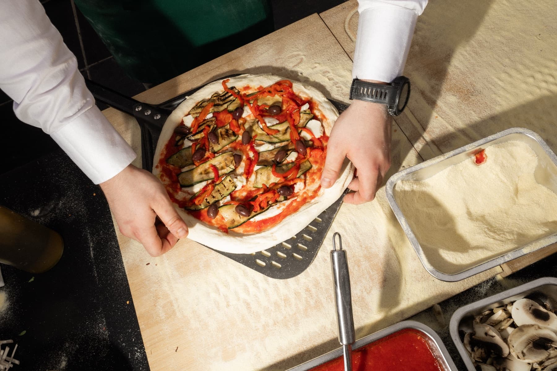 Świeża pizza Ortolana prosto z pieca