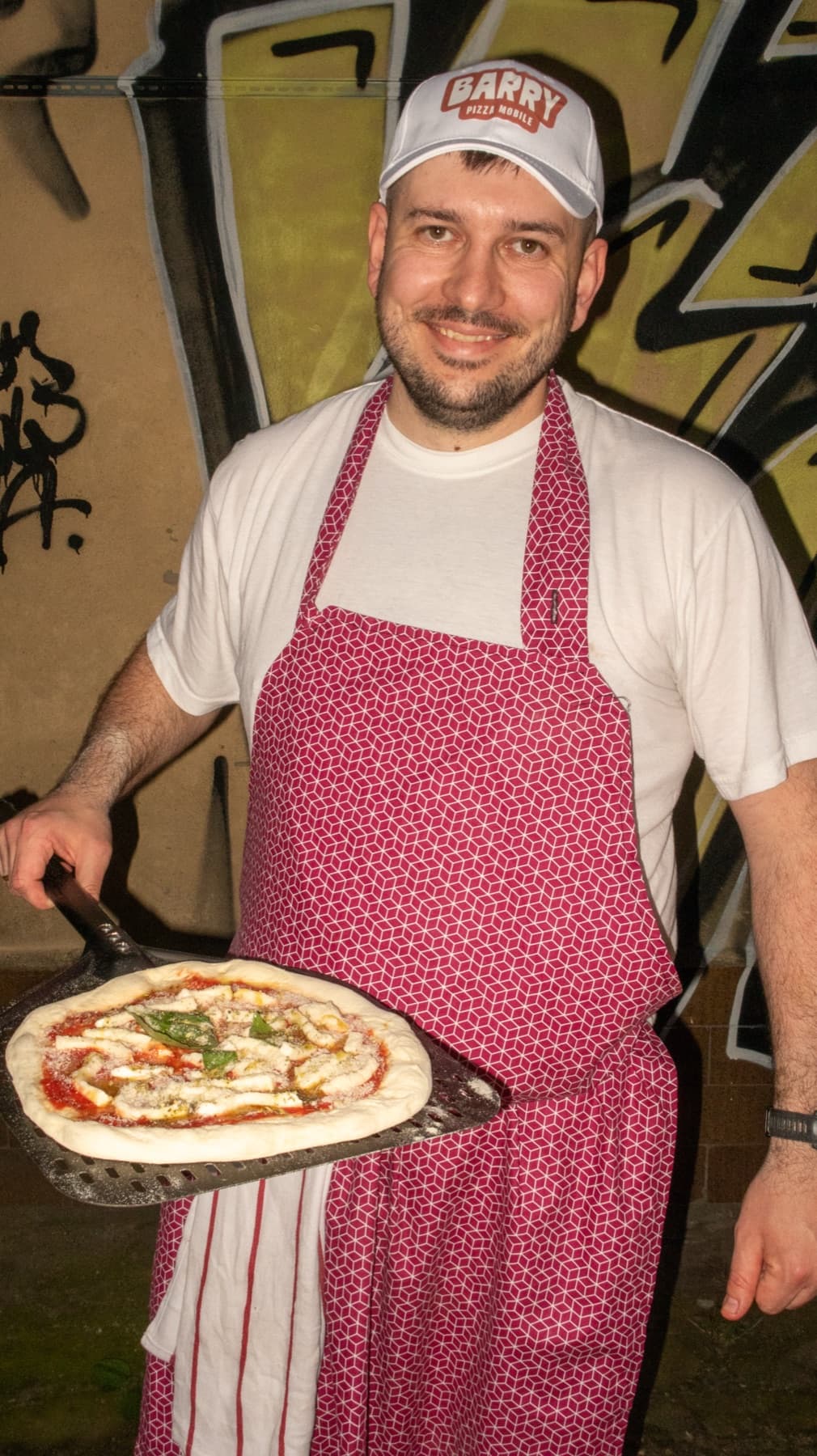 Pizzaiolo Barry z gorącą Margheritą na łopacie