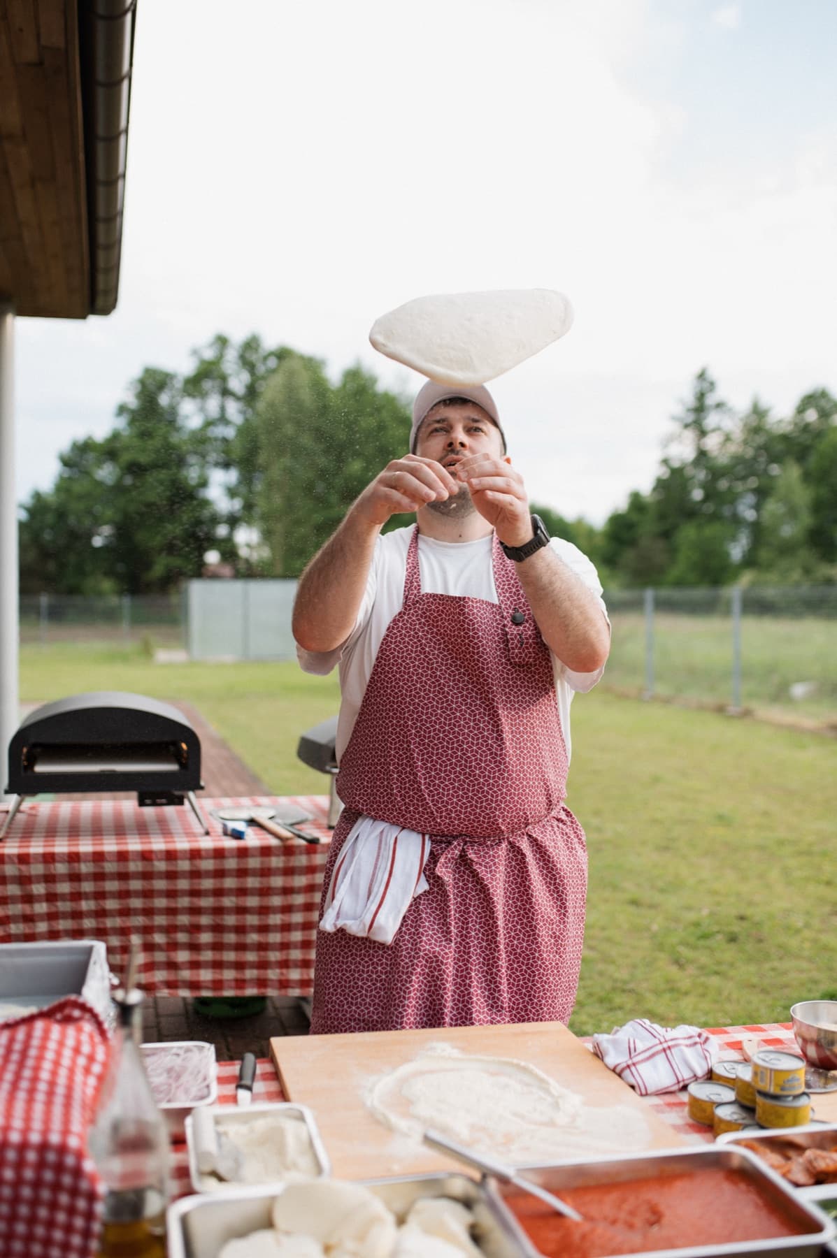 Pizzaiolo Barry podrzuca ciasto na pizzę